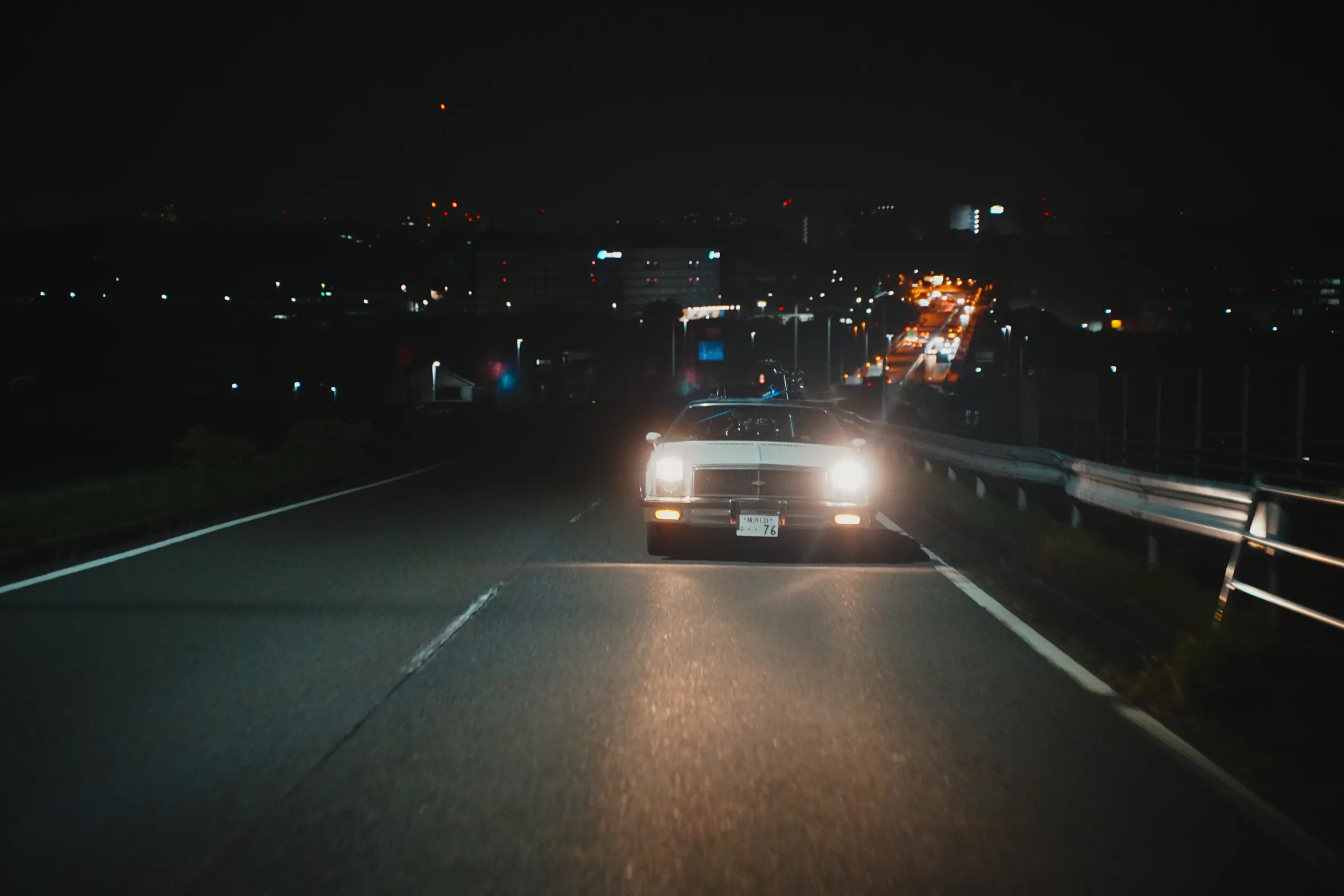 夜道を走るエルカミーノの正面