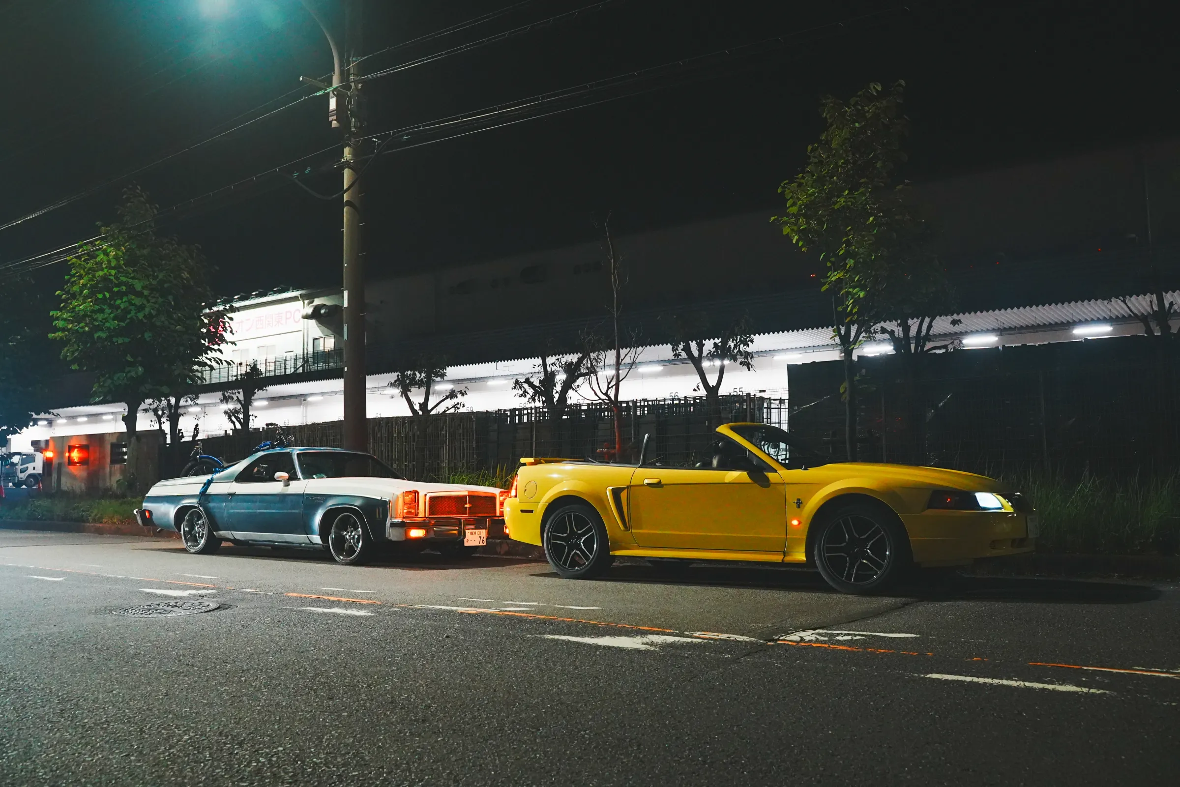 夜の路上に並ぶ黄マスタング「ダニー」とエルカミーノ