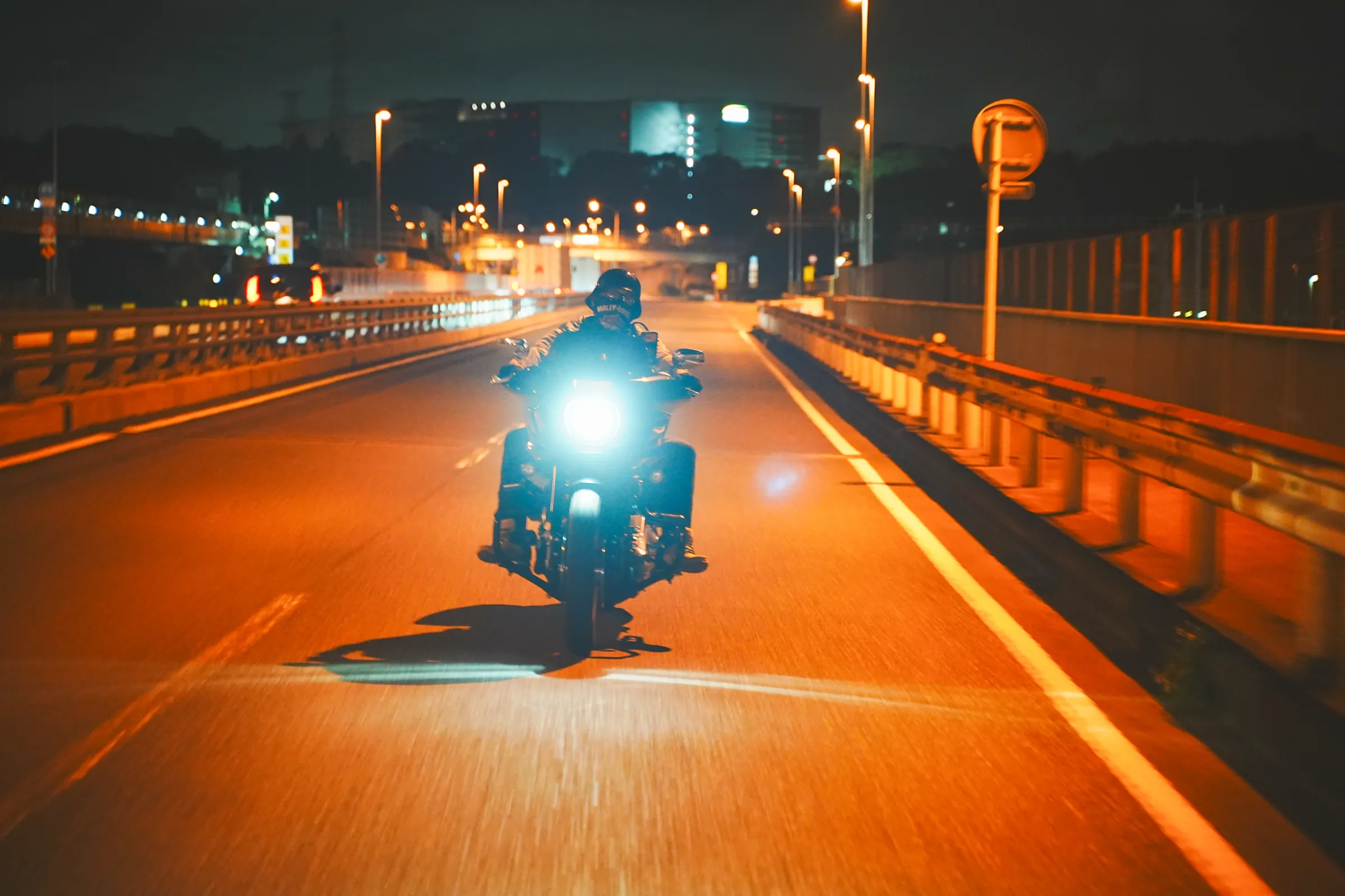 橋の上を走るバイクを追走